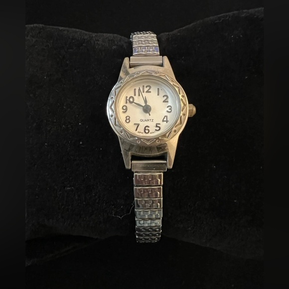 Vtg Wrist Watch Silver Tone Round Face Southwestern Embellishment Stretch Dainty - Picture 1 of 14